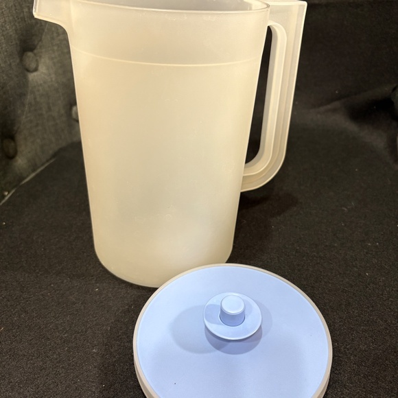 Tupperware 2 Quart Pitcher #1676-1 Frosted Clear & Blue Button Lid - Picture 3 of 6
